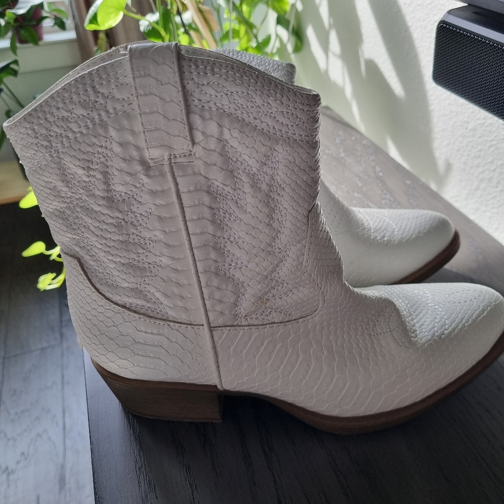 Ankle boots white.